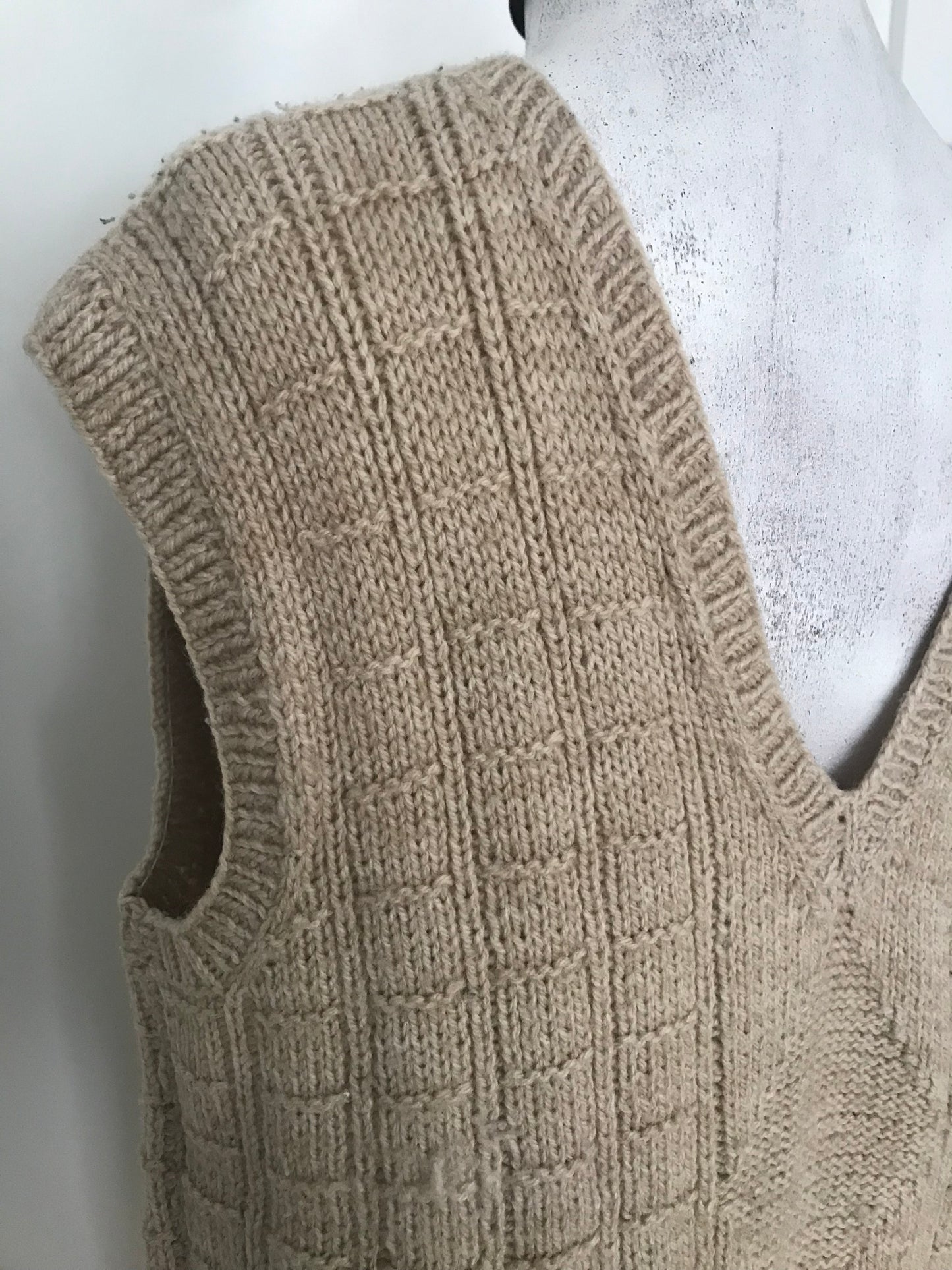 SV02-Beige knit vest 40C