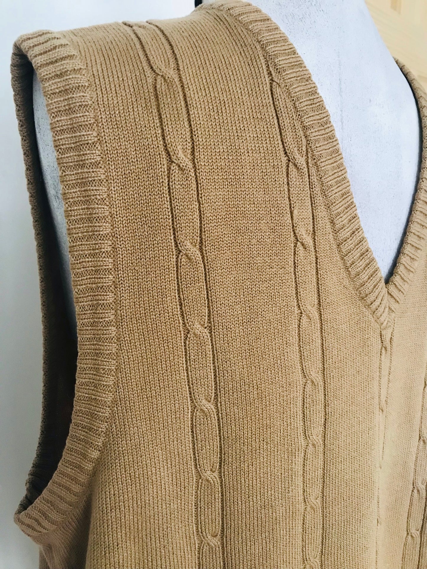 SV03- Camel cable knit vest 40C