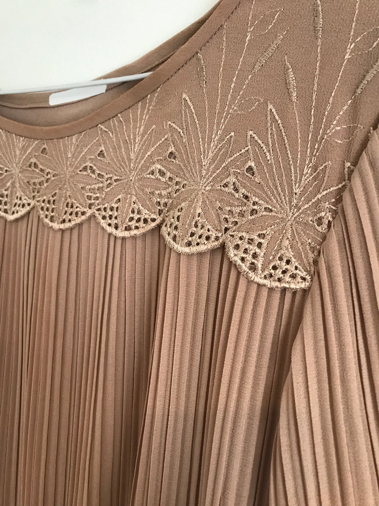 M66H- Beige accordian midi dress 42C/36W