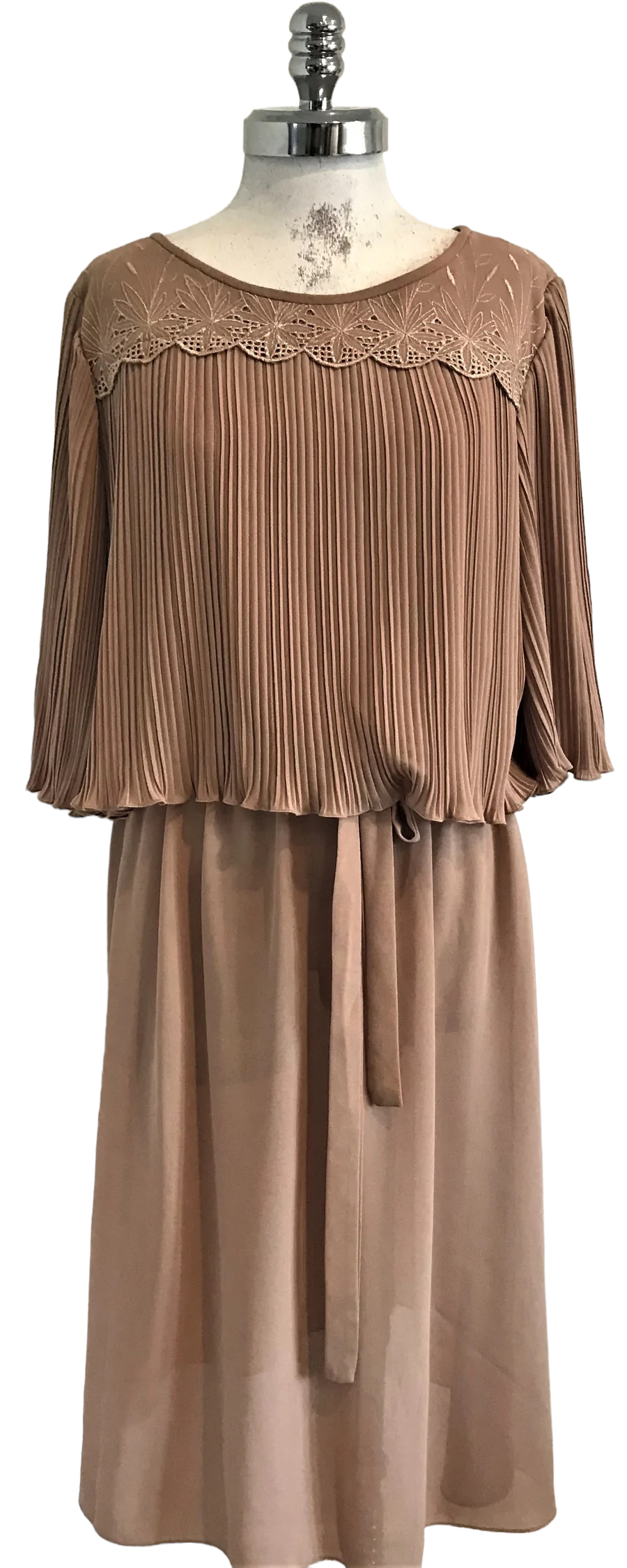 M66H- Beige accordian midi dress 42C/36W